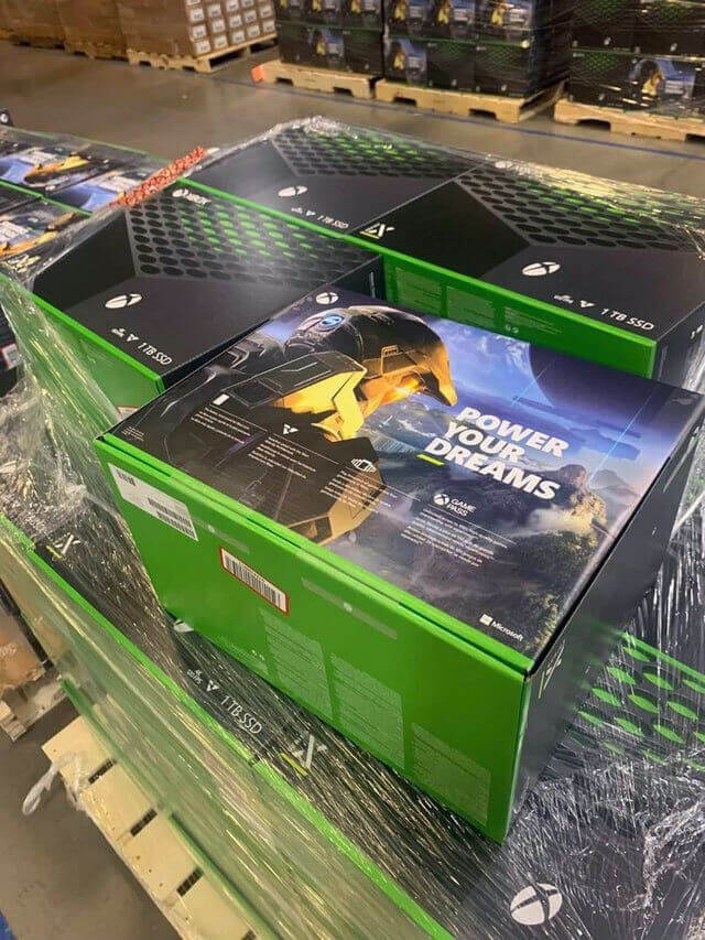Фото Xbox Series X на складе