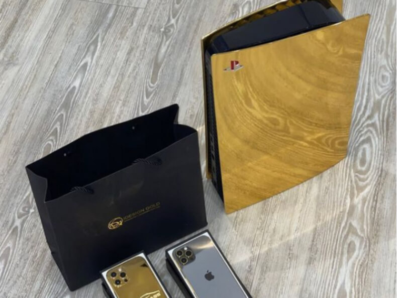 Золотая PS5 и золотой iPhone 12